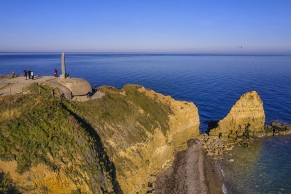 France, Calvados (14), Cricqueville-en-Bessin, la Pointe du Hoc, fortifications allemandes du mur de l'atlantique, poste d'observation et de tir de la batterie allemande, monument en l'honneur du sacrifice des troupes américaines et est l'un des lieux de commémoration du débarquement (vue aérienne)