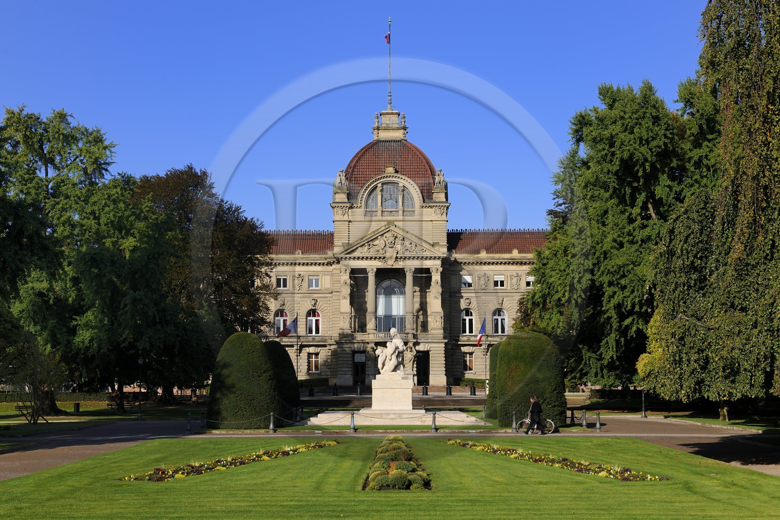 France, Bas-Rhin (67), Strasbourg, la place de la République, le Palais du Rhin et le monument aux morts. Une mère tient ses deux fils mourants, l’un regarde la France, l’autre l’Allemagne