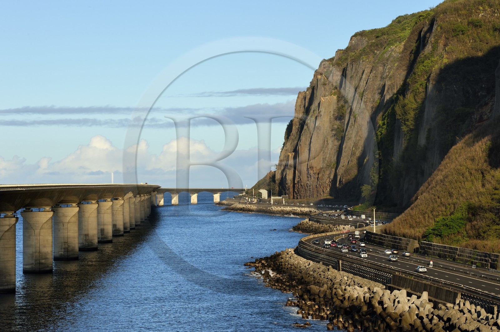 France, Ile de la Reunion, La Possession, la Nouvelle Route du Littoral (NRL), viaduc maritime long de 5,4 km entre la capitale Saint-Denis et le principal port de commerce à l’Ouest,  l'ancienne route nationale toujours sous la menace de chutes de pierres sur la droite