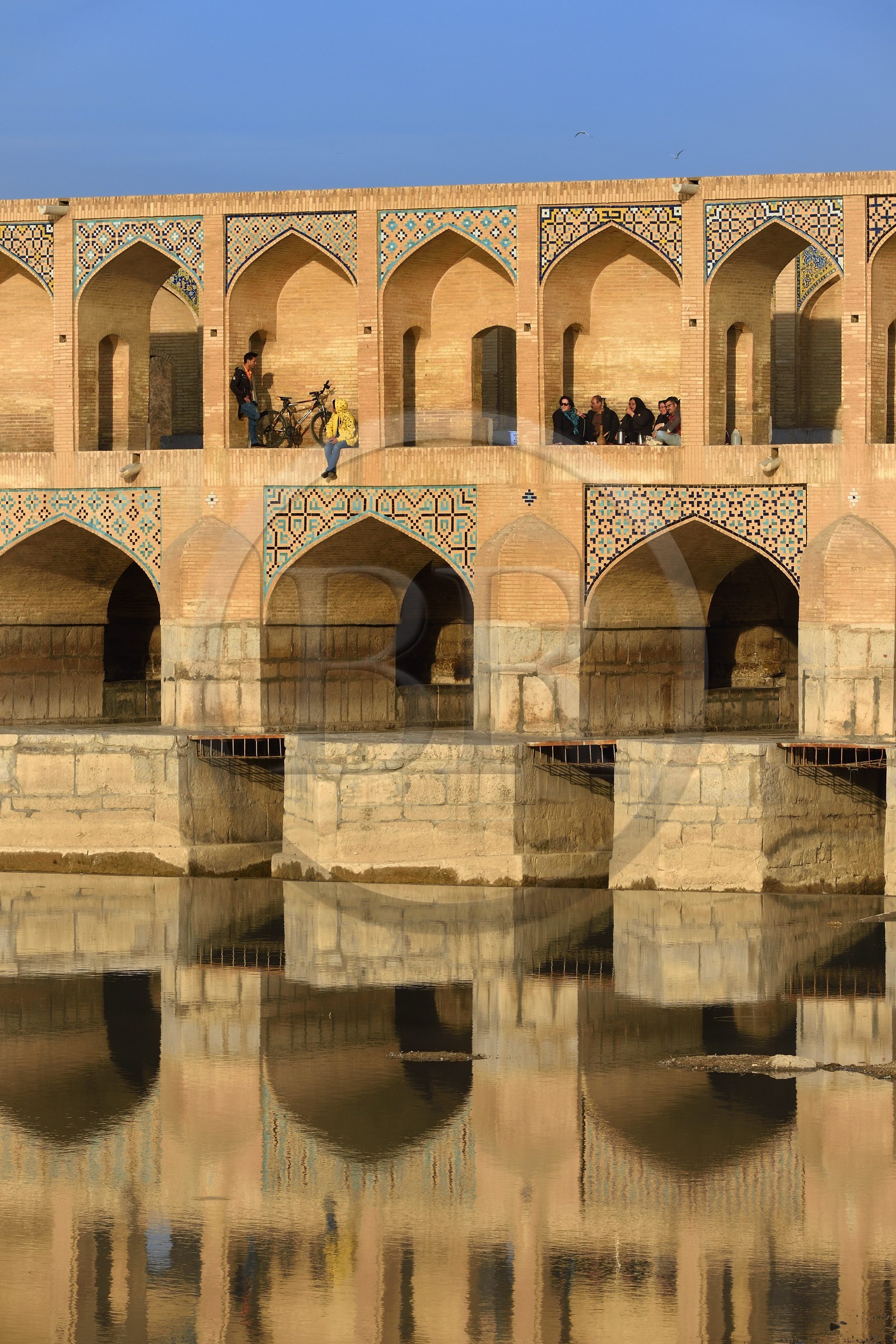 Iran, province d'Ispahan, Ispahan, Pont Khaju sur la rivière Zayandeh
