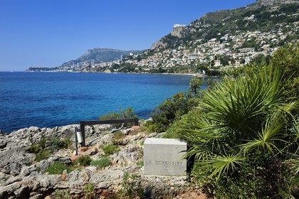 France, Alpes-Maritimes (06), Roquebrune-Cap-Martin, Cap Martin, sentier des douaniers, promenade Le Corbusier, vue depuis le cabanon de Le Corbusier et la Principauté de Monaco en arrière plan