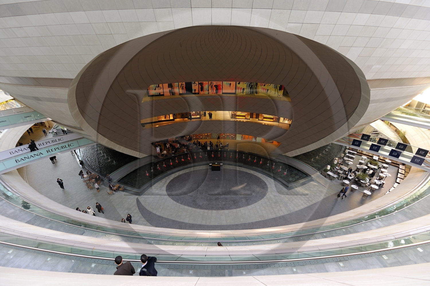 Turquie, Istanbul, le centre commercial Canyon (Kanyon Alişveriş Merkezi), une réalisation des cabinets d'architectes Jerde Partnership de Los Angeles et Tabanlioglu d'Istanbul, sphère abritant un cinema en multiplex