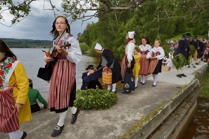 Suède, comté de Dalécarlie, Leksand, les très populaires célébrations du solstice d'été pour la Saint-Jean, transfert dans les anciennes Barques d’Eglises sur le lac Siljan