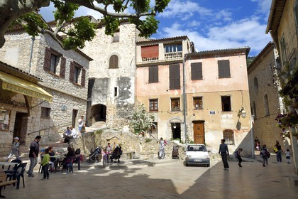 France, Alpes-Maritimes (06), Peille, la place Carnot à l'entrée du village
