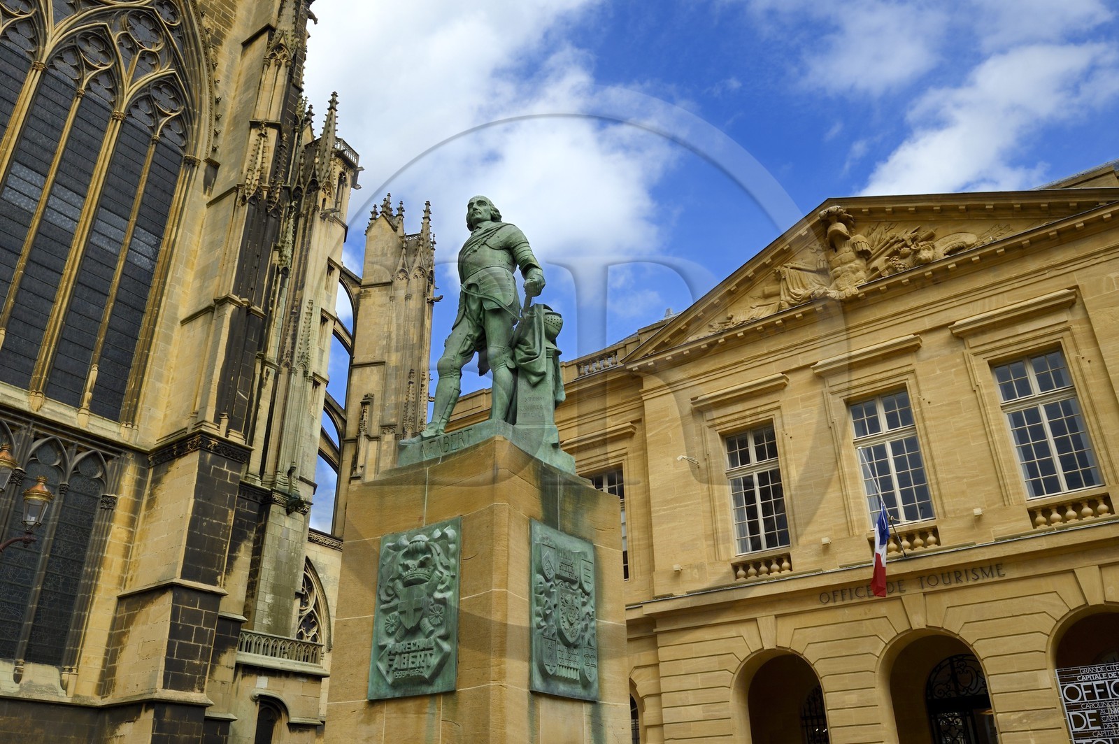 France, Moselle (57), Metz, la place d'Armes, statue du maréchal Fabert, la cathédrale Saint-Etienne à gauche et l'office du tourisme qui est un ancien corps de garde en pierre de Jaumont à droite