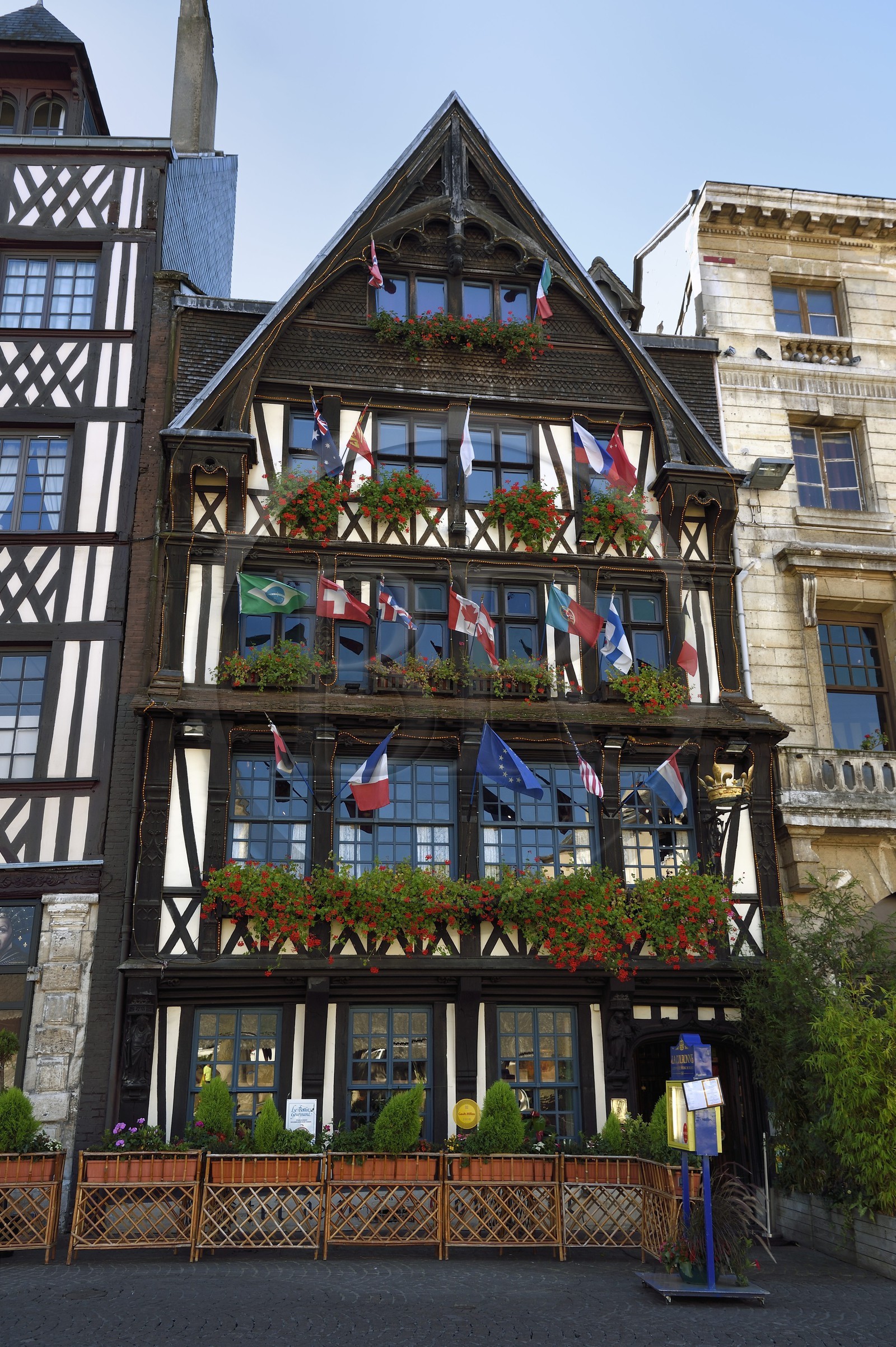 France, Seine-Maritime (76), Rouen, place du Vieux Marché, le restaurant La Couronne dans une maison à pans de bois de 1345 serait la plus vieille auberge de France