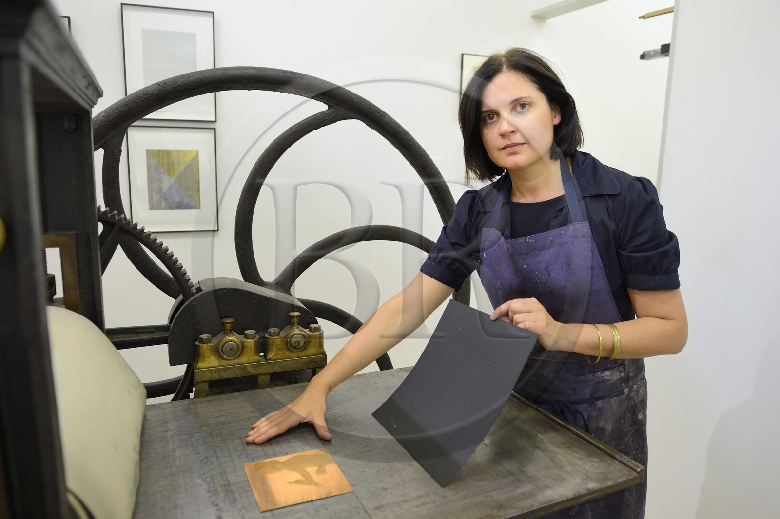 Afrique du Sud, province de Gauteng, Johannesburg, le site 44 Stanley était autrefois un site de bâtiments industriels des années 1930 et a été transformé pour héberger des boutiques spécialisées, restos gourmands et studios de design, Fiona Pole avec la presse Fleury à The Atelier