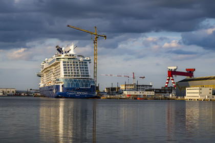 France, Loire-Atlantique (44), Saint-Nazaire, port de commerce, paquebot en construction dans le bassin à flot de Penhoët