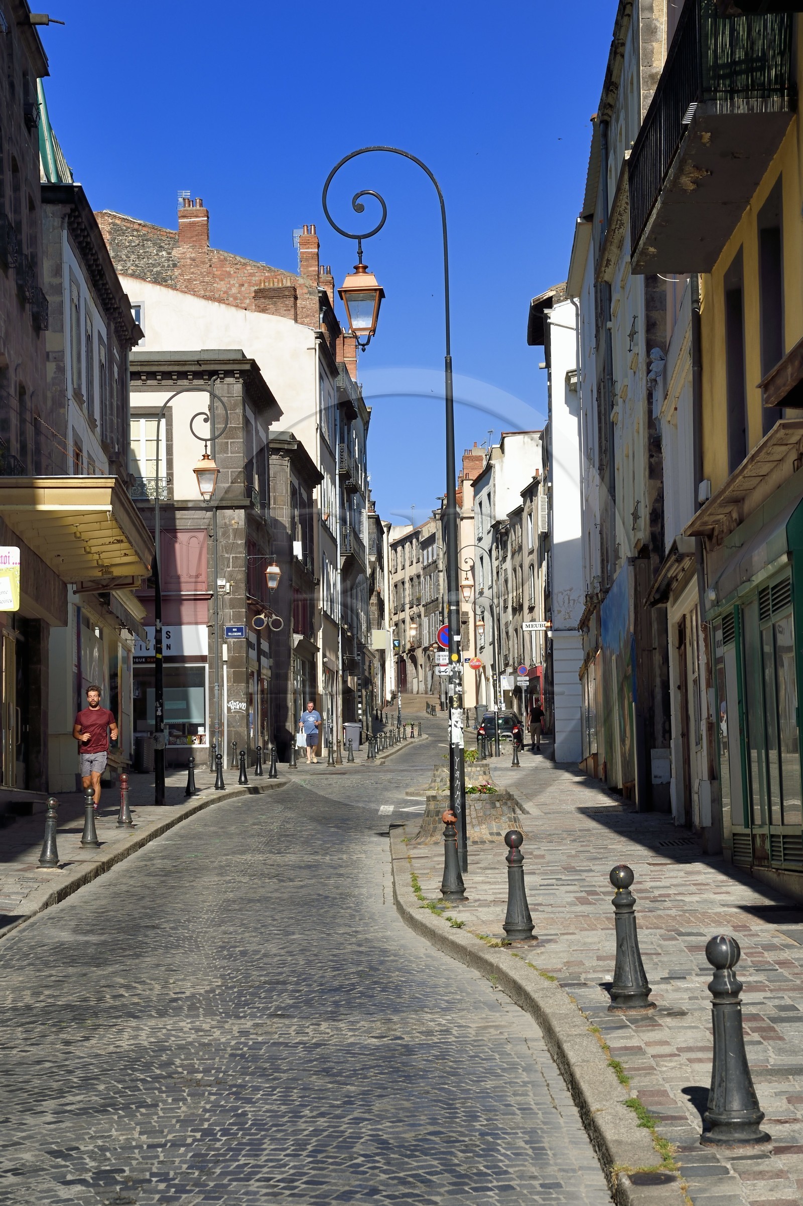 France, Puy-de-Dôme (63), Clermont-Ferrand, rue du Port à l'entrée de la vieille ville