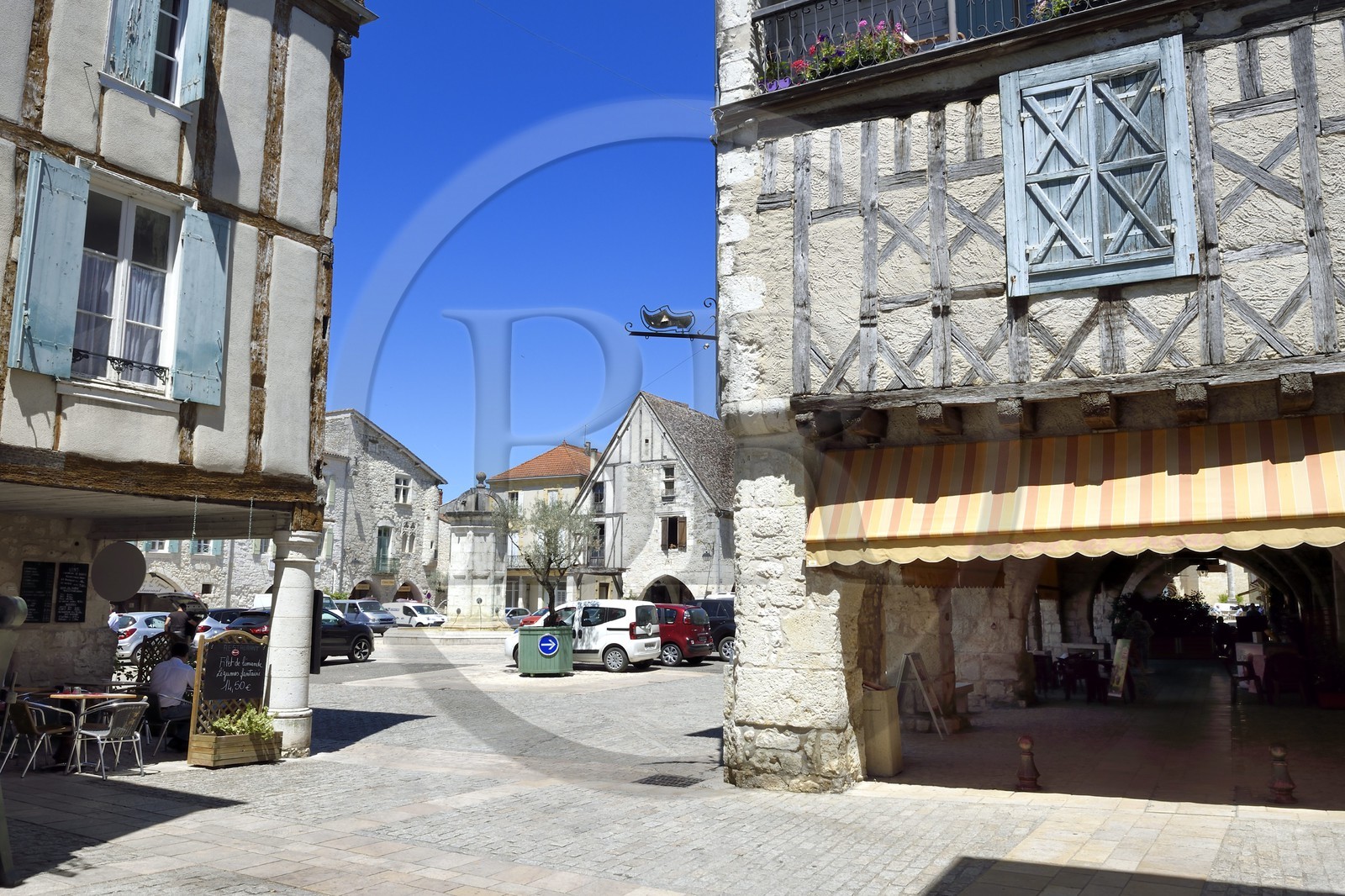 France, Dordogne (24), Perigord Pourpre, Bastide de Eymet, la place centrale (place Gambetta) et ses arcades