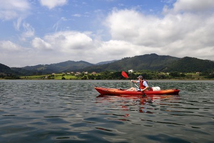 Espagne, Pays basque espagnol, Biscaye, région de Gernika-Lumo, Réserve de biosphère d'Urdaibai, remontée en kayak de l'estuaire du fleuve Oka