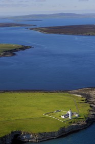 Royaume-Uni, Ecosse, Iles Orcades, phare de South Walls (Hoy) qui protège l'entrée de Scapa Flow (vue aérienne)
