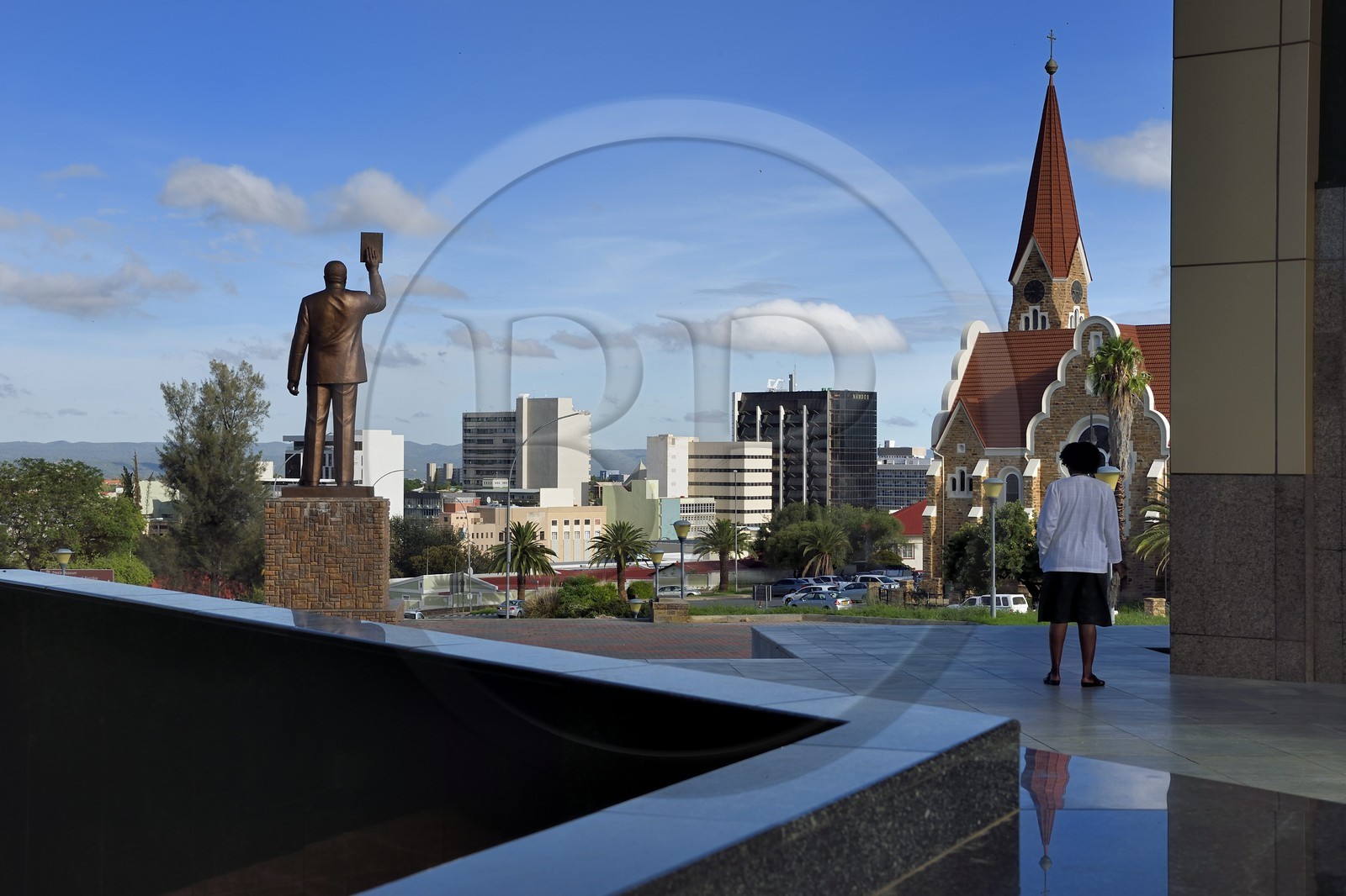 Namibie, région de Khomas, Windhoek, Christ Church (or Christuskirche), l'église luthérienne dessinée par l'architecte Gottlieb Redecker vue depuis le Independence Memorial Museum construit par la Corée du Nord et statue du Dr Sam Nujoma (président fondateur de la nation namibienne)