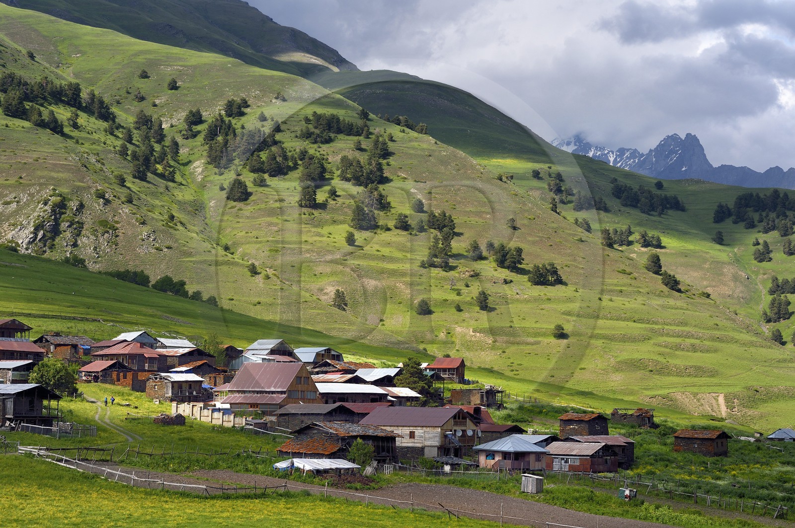 Géorgie, Kakheti, Parc national de Touchétie, village de Diklo à la frontière du Daghestan (Russie) en arrière plan
