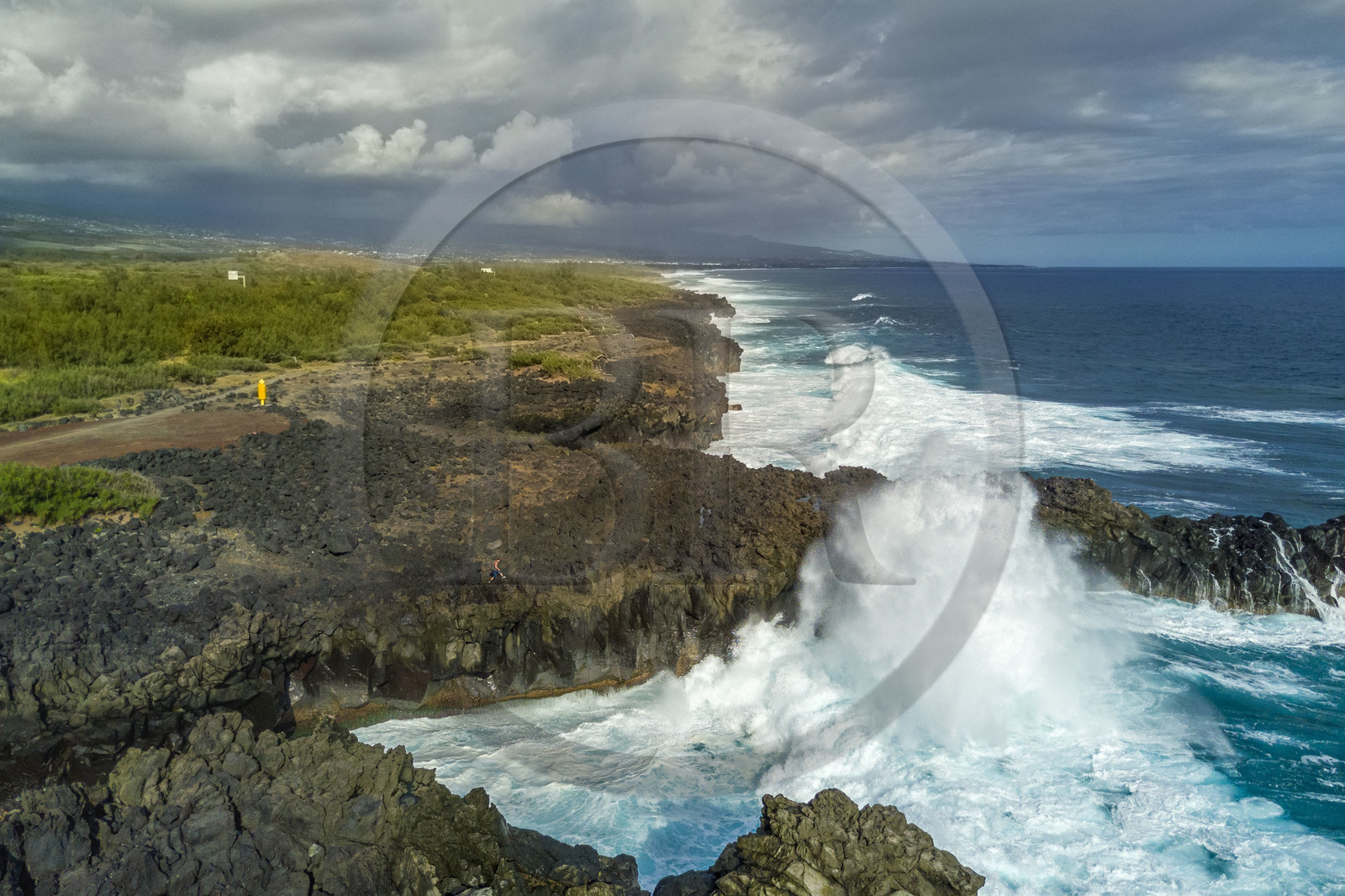 France, Ile de la Reunion, L'Etang Salé les Bains, la côte entre Le Gouffre et l'Etang du Gol, roches noires basaltiques d'origine volcanique tourmentées par l'océan (vue aérienne)