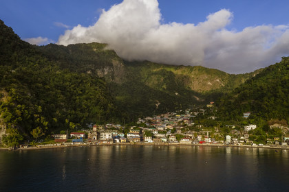 Caraïbes, Ile de la Dominique, baie de Soufrière, la plage et le village de Soufrière (vue aérienne)