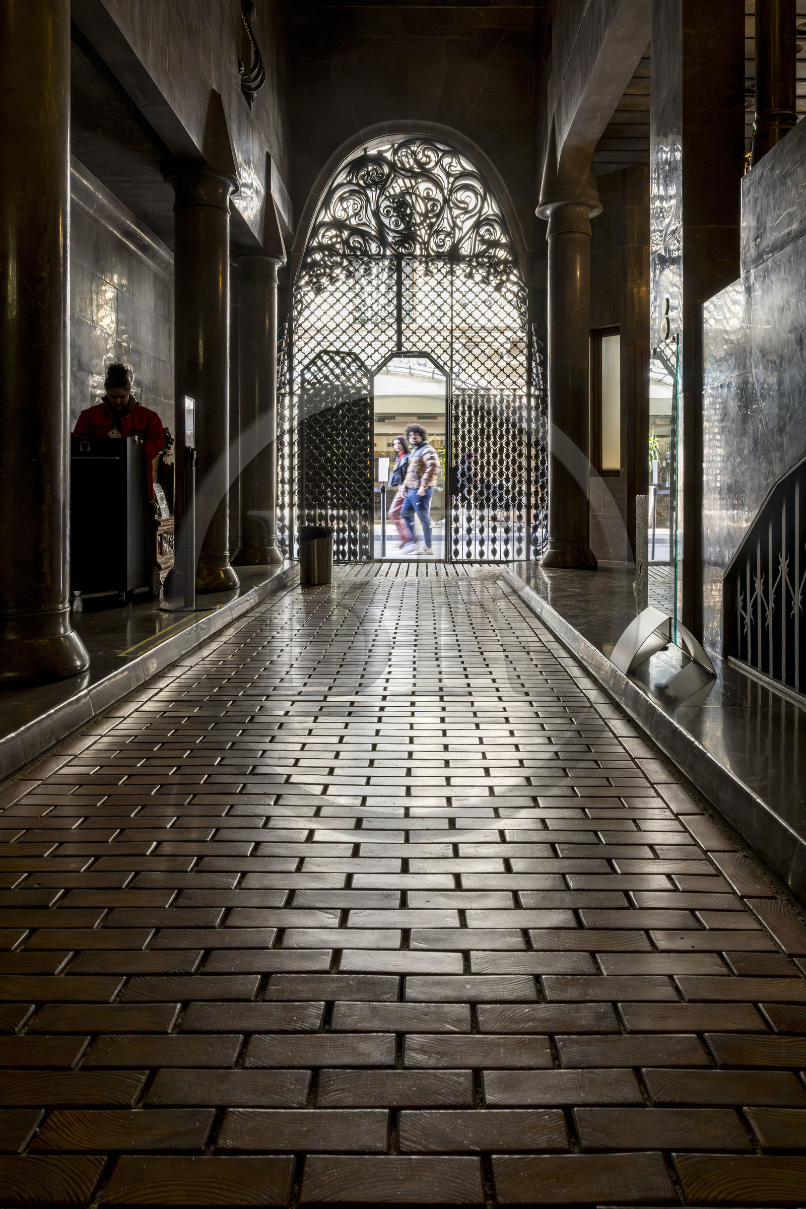 Espagne, Catalogne, Barcelone, le Palais Güell (Palau Güell) construit entre 1886 et 1891 et réalisé par l'architecte du modernisme catalan Antoni Gaudi, site classé au Patrimoine Mondial de l'UNESCO, une des deux portes cochères à voûtes paraboliques ornées de grilles en fer forgé aux dessins complexes