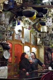 Iran, province d'Ispahan, Ispahan, la maison de thé et restaurant Chai Khaneh Azadegan, femme fumant la pipe à eau