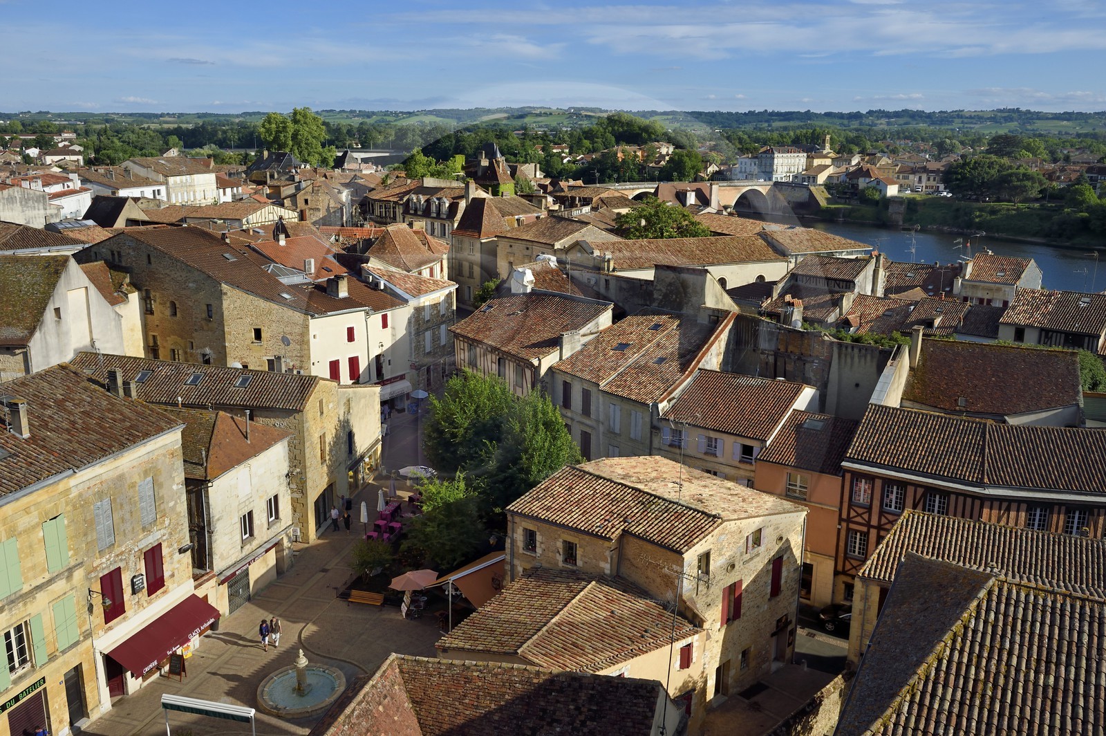 France, Dordogne (24), Périgord Pourpre, Bergerac, place Pélissière et la Dordogne en arrière plan