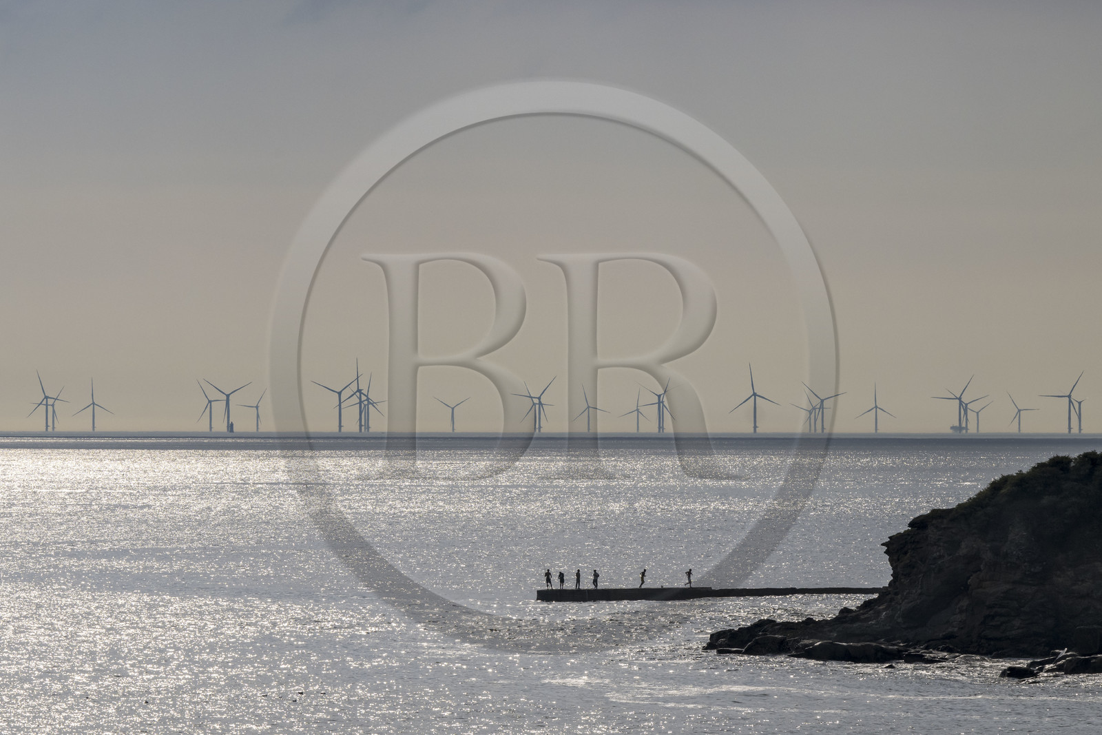 France, Loire-Atlantique (44), Estuaire de la Loire, Saint-Nazaire, le parc éolien en mer de Saint-Nazaire vu depuis la Pointe de l'Eve