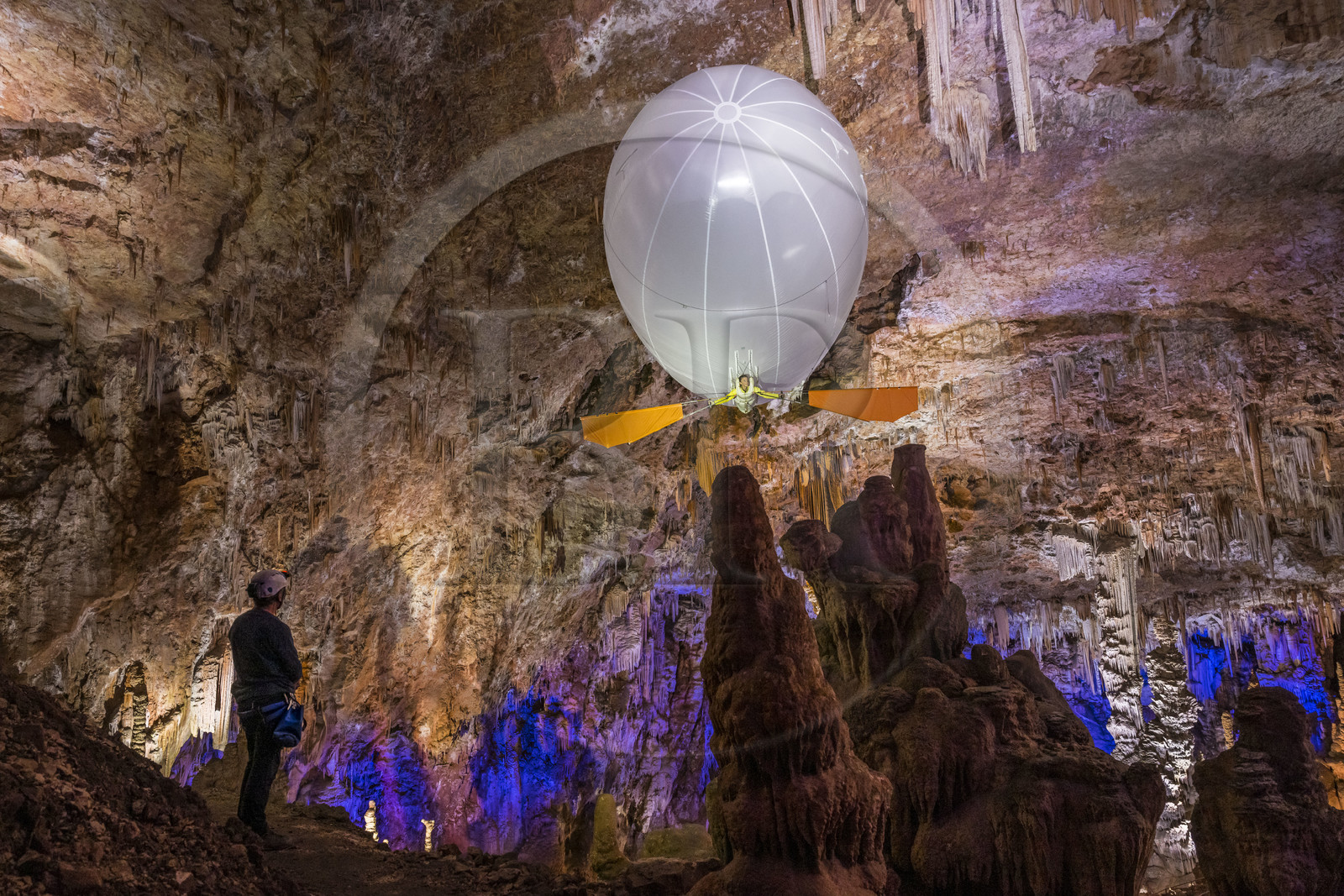 France, Gard (30), Méjannes-le-Clap, grotte de La Salamandre, découverte de la grotte en Aéroplume®, un ballon dirigeable individuel gonflé à l'hélium qui permet de s'envoler en battant des ailes