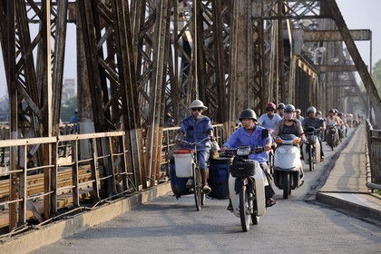 Vietnam, Hanoï, Pont Long Bien anciennement pont Paul Doumer est reservé à la circulation des trains, des deux-roues et des piétons