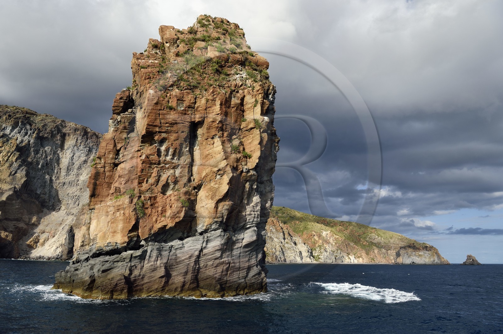 Italie, Sicile, iles Eoliennes, classées Patrimoine Mondial de l'UNESCO, Ile de Lipari, les falaises de la côte Sud de l'île, Faraglioni de Lipari, roche de magma solidifié provenant d'un bouchon volcanique appelée Pietra Lunga (Pierre Longue)