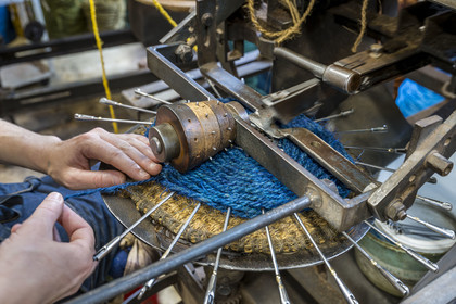 France, Drôme (26), Drôme provençale, Nyons, La Scourtinerie, dernière manufacture de scourtins de Provence, filtres traditionnels utilisés dans la fabrication de l'huile d'olive mais conçus aussi aujourd'hui comme objets de décoration en fibre de coco, fabrication de scourtins dans leur atelier sur des appareils à tisser circulaires faits sur mesure