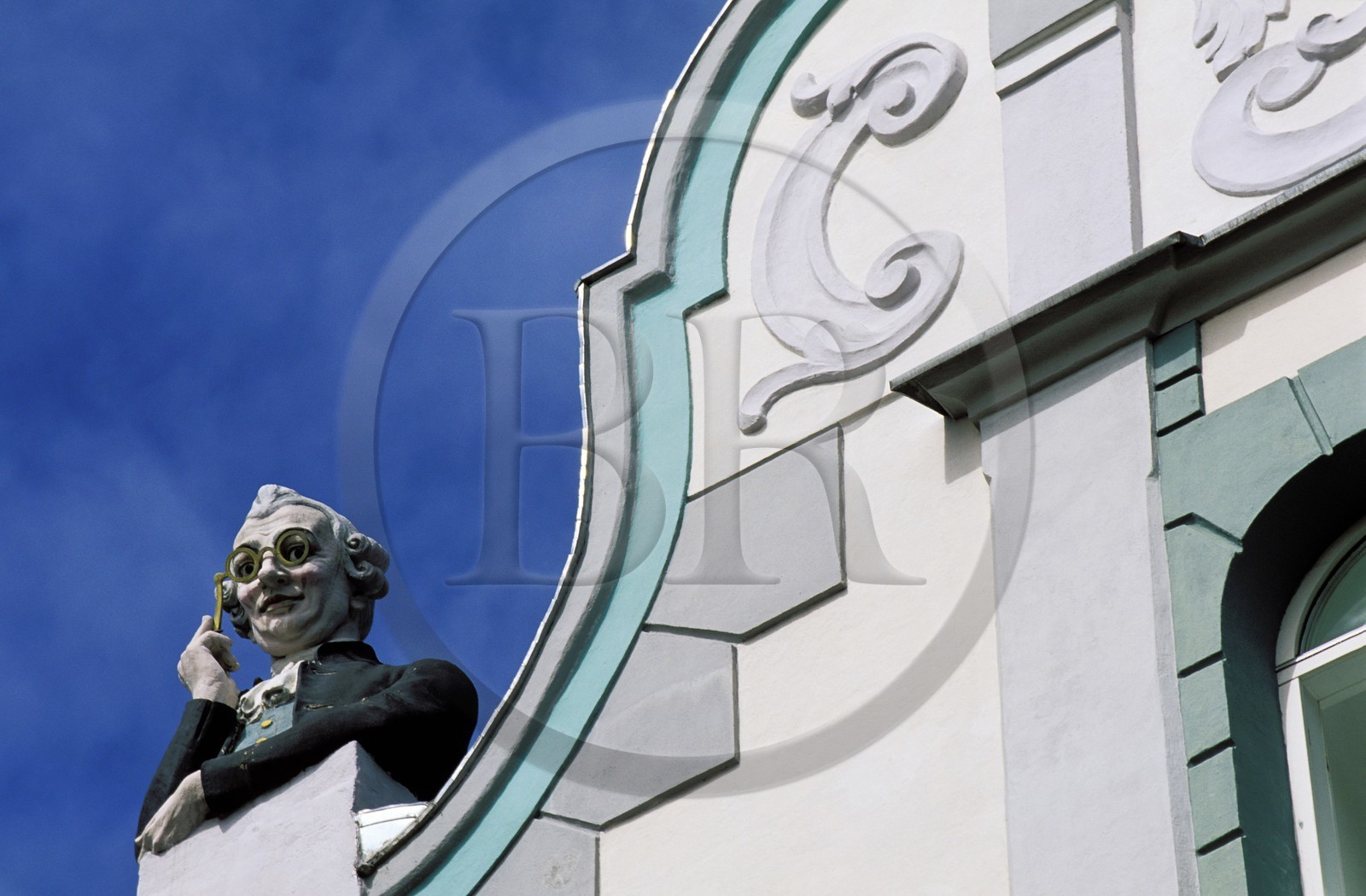 Estonie (Pays Baltes), région de Harju, Tallinn, capitale européenne de la culture 2011, Maison du voyeur qui observe les jeunes filles passer dans la rue Pikk