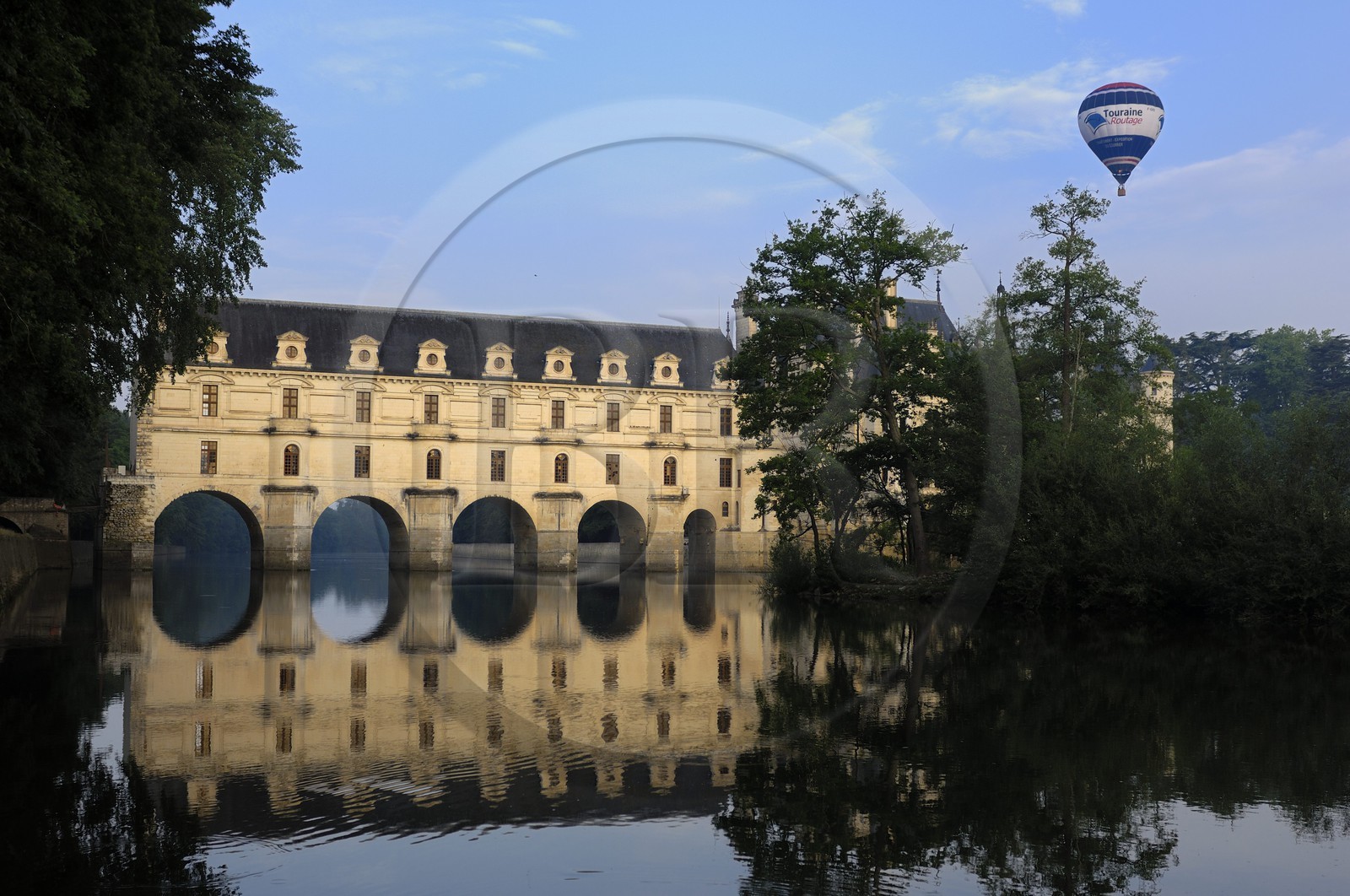 France, Indre-et-Loire (37), château de Chenonceau de style Renaissance qui enjambe le Cher, édifié de 1513 à 1521, survol en montgolfière
