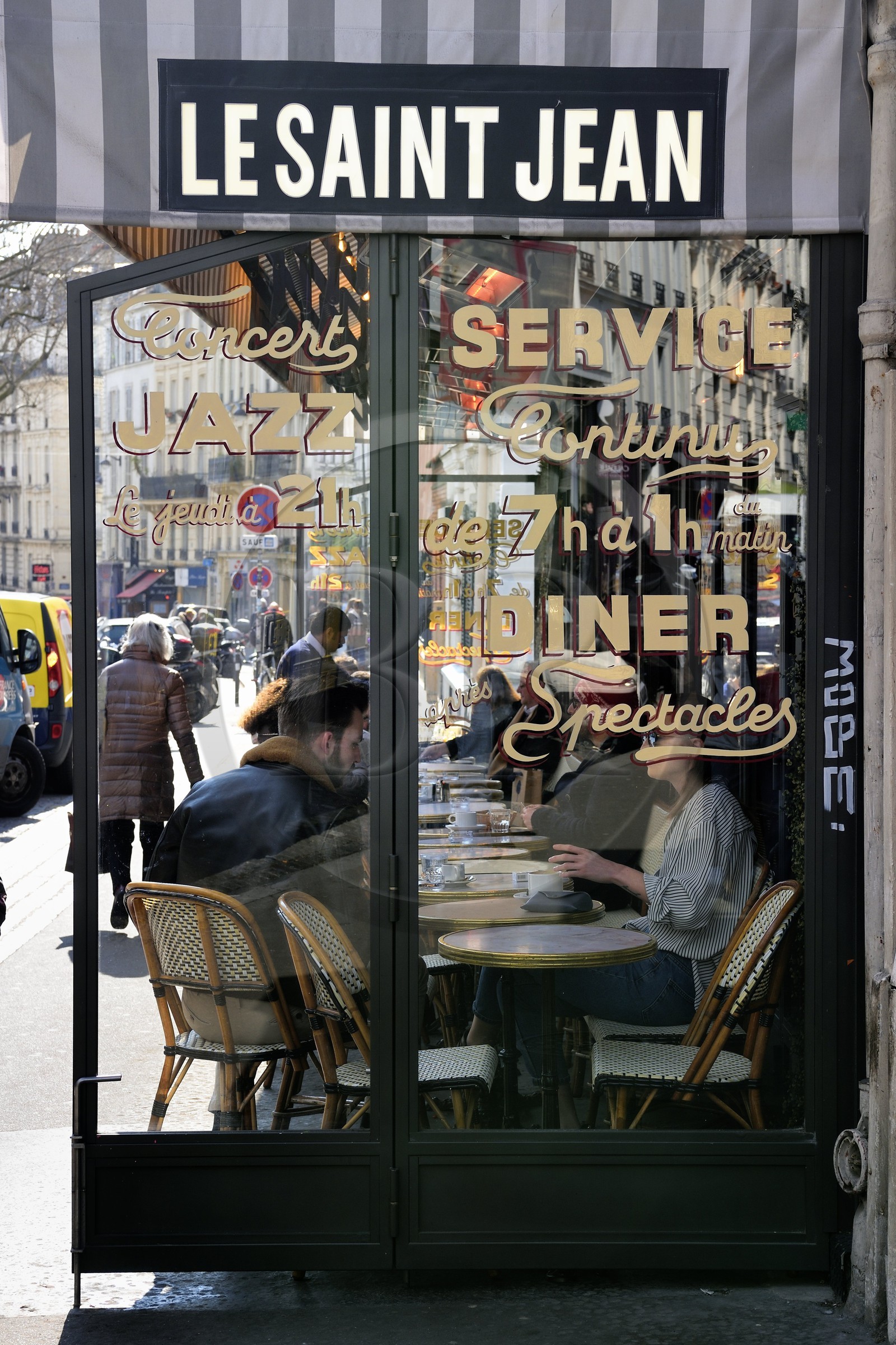 France, Paris (75), Montmartre, terrasse de Café rue des Abbesses