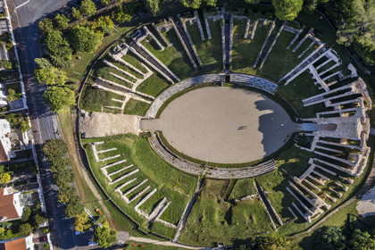 France, Charente-Maritime (17),  Saintonge, Saintes, amphithéâtre gallo-romain appelé localement les Arènes de Saintes, sa construction commence sous le règne de Tibère et s'achève sous le règne de Claude, vers 40 après JC, 127 mètres de long sur 102 de large, il pouvait accueillir près de 15 000 spectateurs (vue aérienne)
