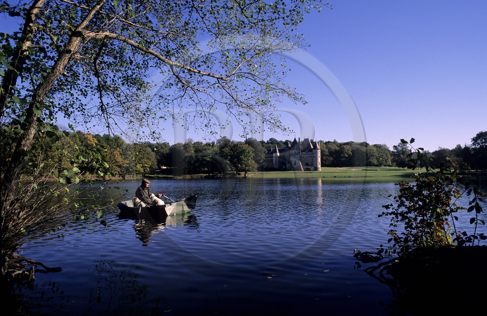 France, Cher (18), Oizon, pêcheur sur le lac du château de La Verrerie