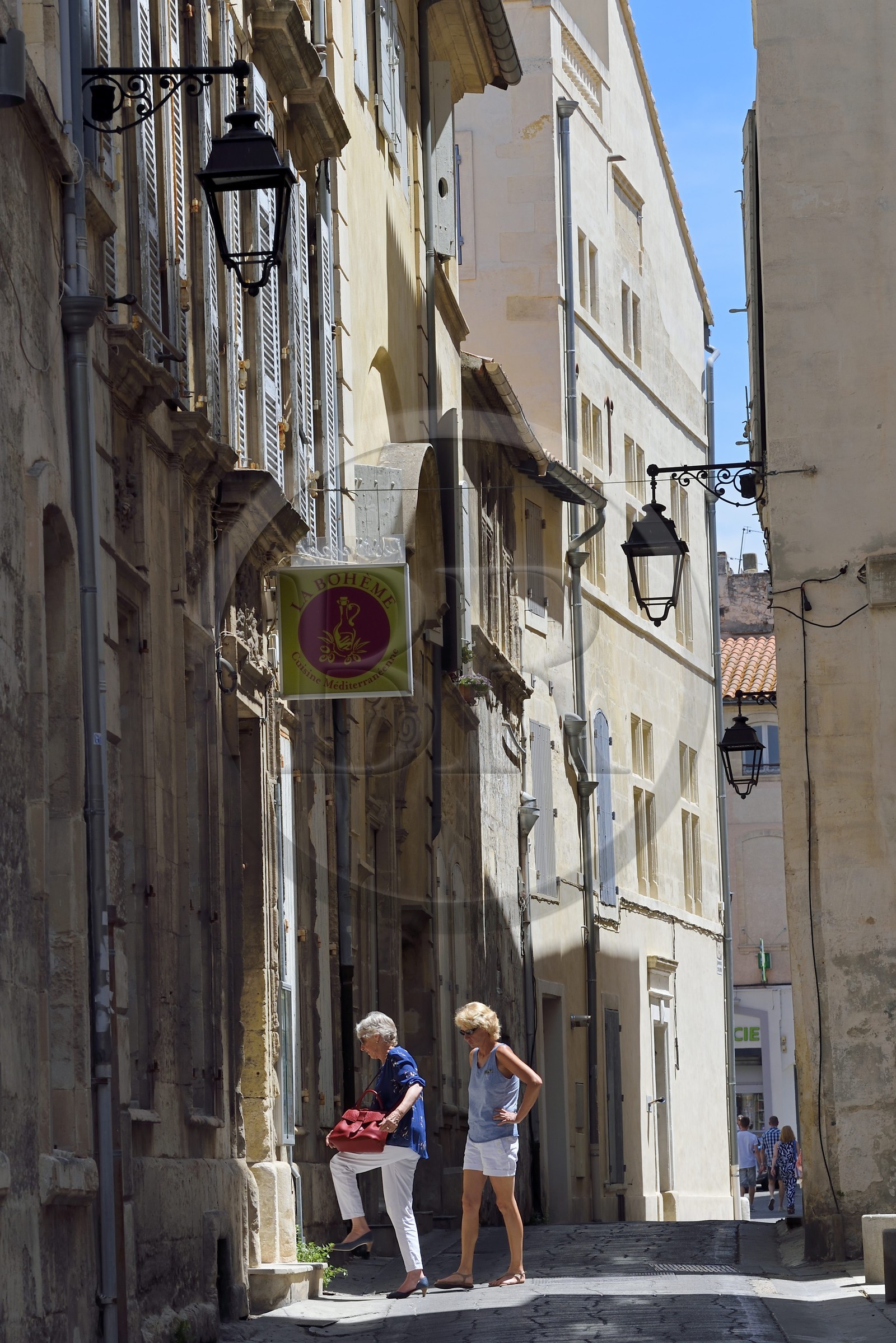 France, Bouches-du-Rhône (13), Arles, rue Balze dans la vieille ville