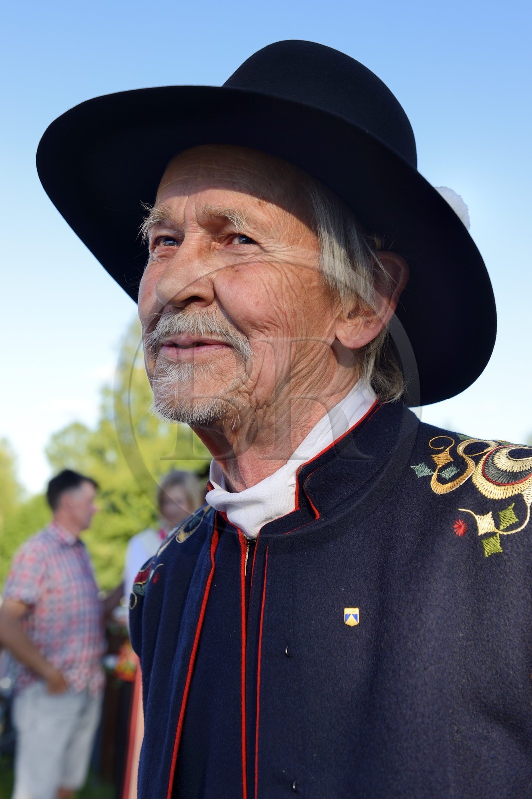 Suède, comté de Dalécarlie, région de Leksand, célébrations du solstice d'été dans le petit hameau de Hjulbäck, homme en costume traditionnel
