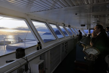 Groenland, fjord de Nanortalik, le bateau de croisière le Princess Danané progressant entre les icebergs