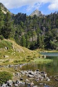 France, Hautes-Pyrénées (65), Saint-Lary-Soulan et Vielle-Aure, randonnée sur une variante du GR10 entre le col de Portet et les lacs de Bastan en bordure de la réserve naturelle de Néouvielle, lac de Bastan inférieur