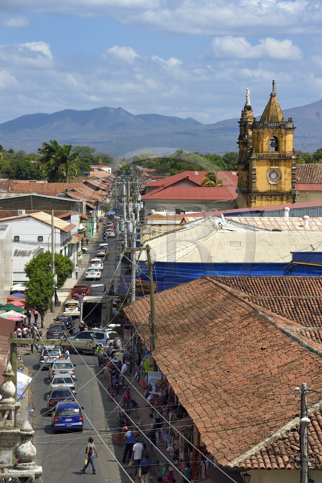 Nicaragua, Leon, Iglesia De La Recoleccion et le volcan Telica de la chaine de volcans de la cordillère des Maribios (ou Marrabios) en arrière plan