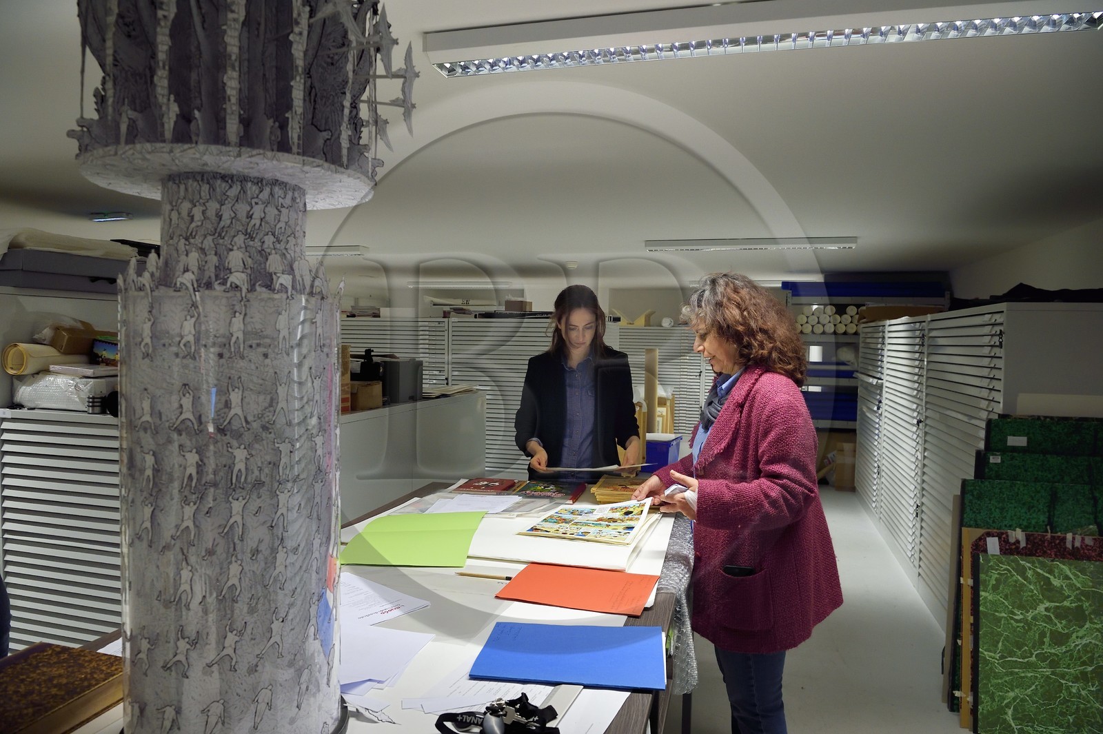 France, Charente (16), Angoulême, Cité internationale de la bande dessinée et de l’image (CIBDI), dans les réserves du musée de la BD, Elie E Silva directrice générale adjointe de la Cité à gauche et Anne Hélène Hoog directrice du musée à droite