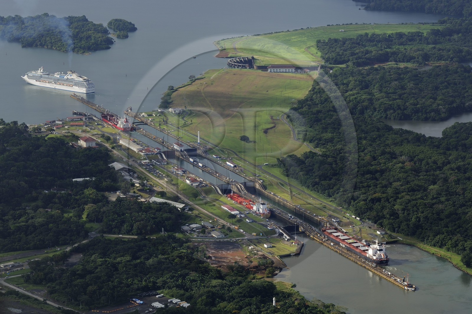 Panama, province de Colon, Canal de Panama, écluses de Gatun, cargo Panamax passant les écluses, un bateau de croisière sur le lac Gatun en arrière plan (vue aérienne)