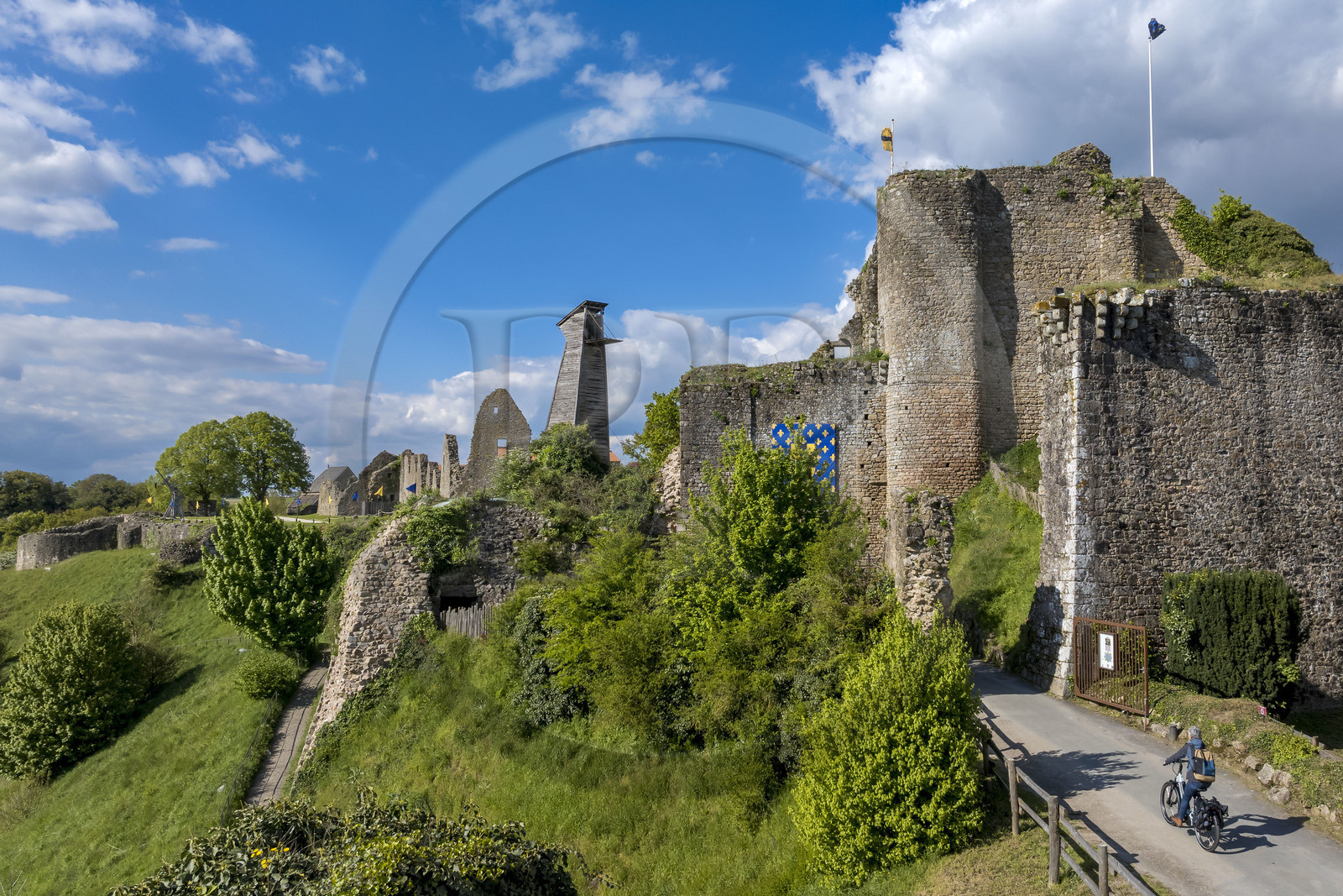 France, Vendée (85), Tiffauges, le chateau de Tiffauges,  ancien chateau fort en ruines où résida Gilles de Rais, randonnée à vélo (vue aérienne)