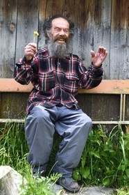 Géorgie, Haute Svanétie (Zemo Svaneti), village de Ushguli (Ouchgouli), classé Patrimoine Mondial de l'UNESCO, le poète et artiste peintre Sridon Nijardzé