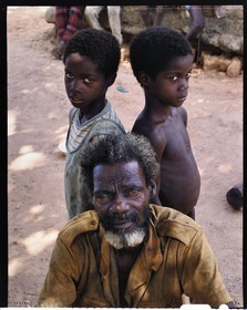 Burkina Faso, province de Poni, pays des Lobi, Loropéni, le vieux Houliene Kambou avec ses petits fils jumeaux
