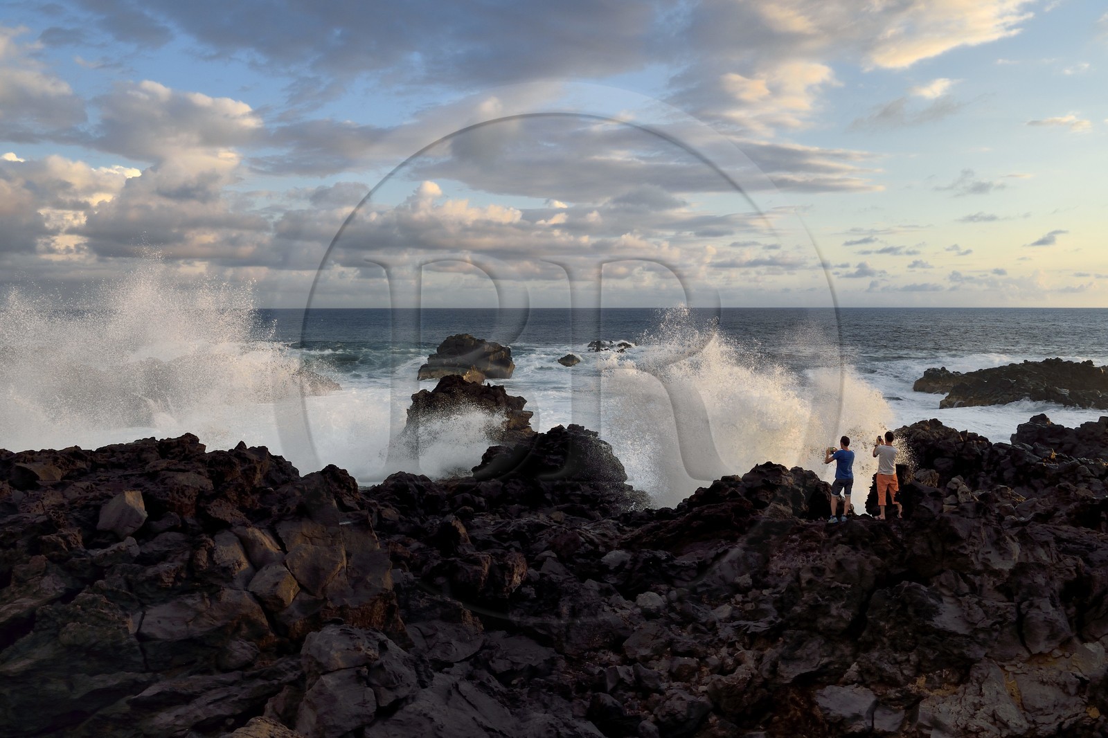 France, Ile de la Reunion, L'Etang Salé les Bains, au lieu dit Le Gouffre, roches noires basaltiques d'origine volcanique tourmentées par l'océan