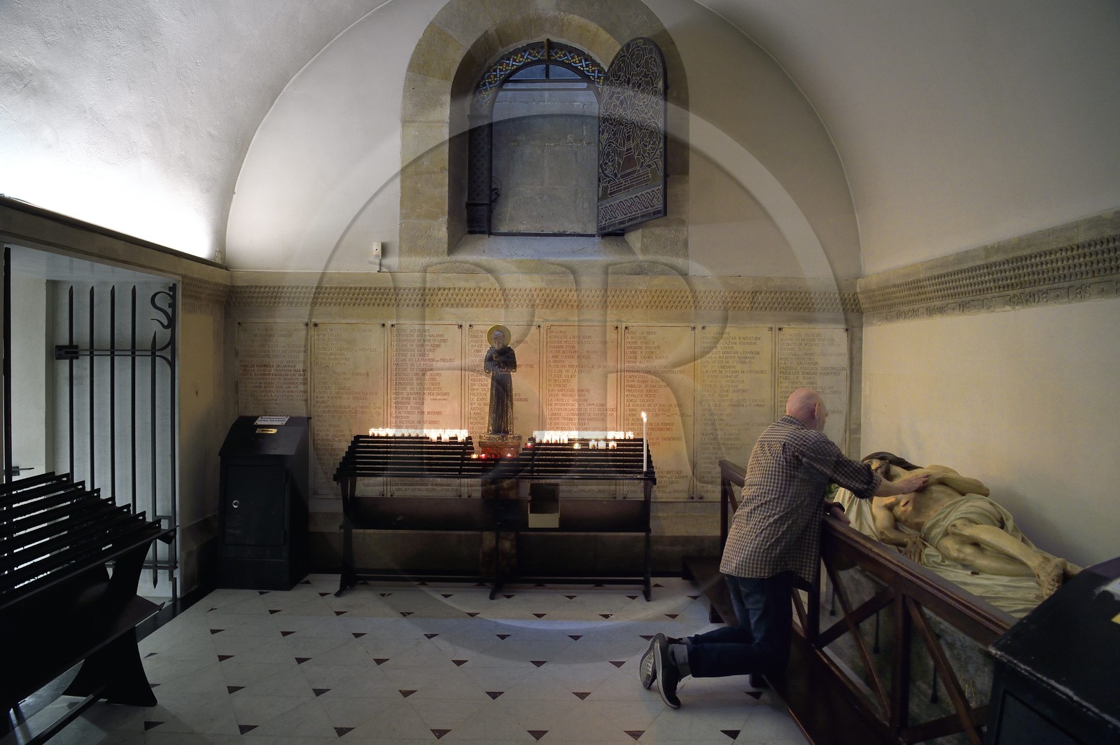 France, Bouches-du-Rhône (13), Marseille, basilique Notre-Dame de la Garde, prier dans la crypte