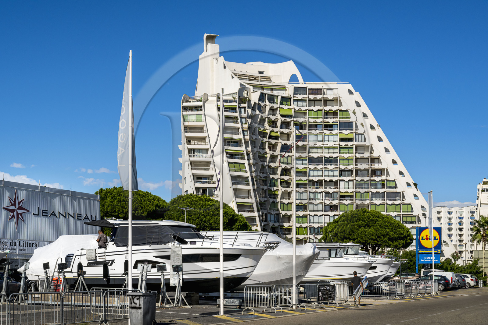 France, Hérault (34), La Grande-Motte, labellisé patrimoine du XXème siècle, La Grande Pyramide construite en 1974 par les architectes Jean Balladur et Jean-Bernard Tostivint, cet immeuble phare pour le port de la station Balnéaire domine toute la ville, forme un plan en Y incurvé et abrite un hôtel et des appartements