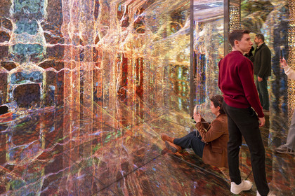 Espagne, Catalogne, Barcelone, quartier de l'Eixample, Passeig de Gracia, Casa Batllo de l'architecte du modernisme catalan Antoni Gaudi, site classé au Patrimoine Mondial de l'UNESCO, In the Mind of Gaudi dans le Gaudi Cube, une expérience réelle à 360º par l'artiste new media Refik Anadol