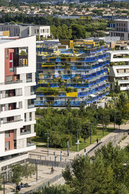 France, Hérault (34), Montpellier, quartier Richter, les rives du Lez, la résidence Koh-I-Noor conçu par l'architecte Bernard Bühler (avec les balcons bleus)