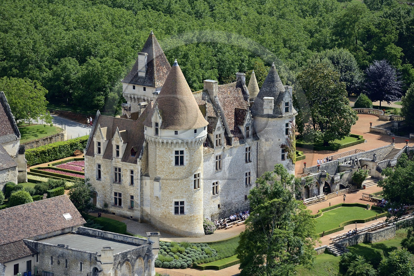 France, Dordogne (24), Périgord Noir, vallée de la Dordogne, Castelnaud-la-Chapelle, château des Milandes, ancienne demeure de Joséphine Baker (vue aérienne)