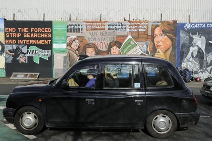 Royaume-Uni, Irlande du Nord, Belfast Ouest, le quartier catholique de Falls, International ou Solidarity Wall, peintures murales sur Falls Road